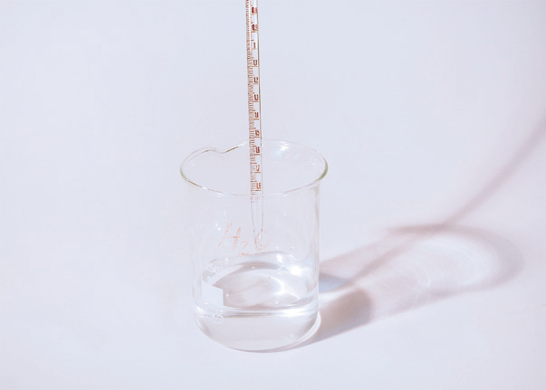 a measuring thermometer in a beaker