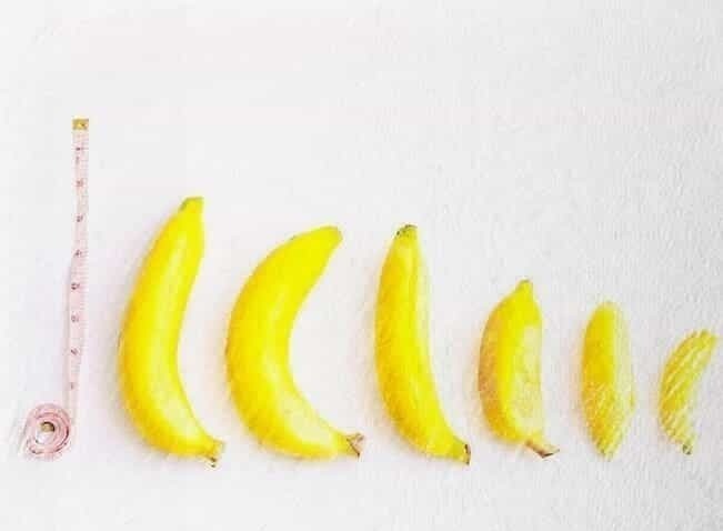 a row of bananas in a row