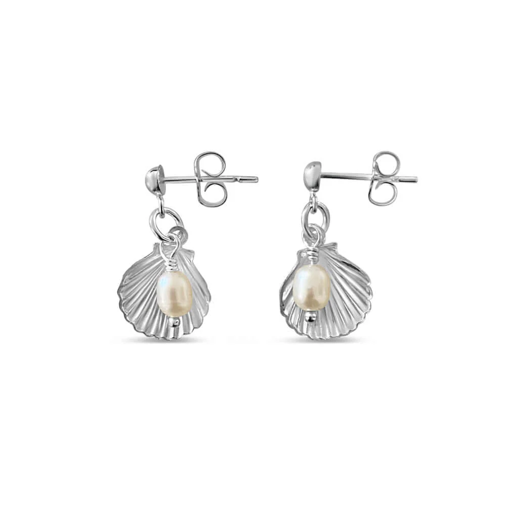 a pair of earrings with pearls