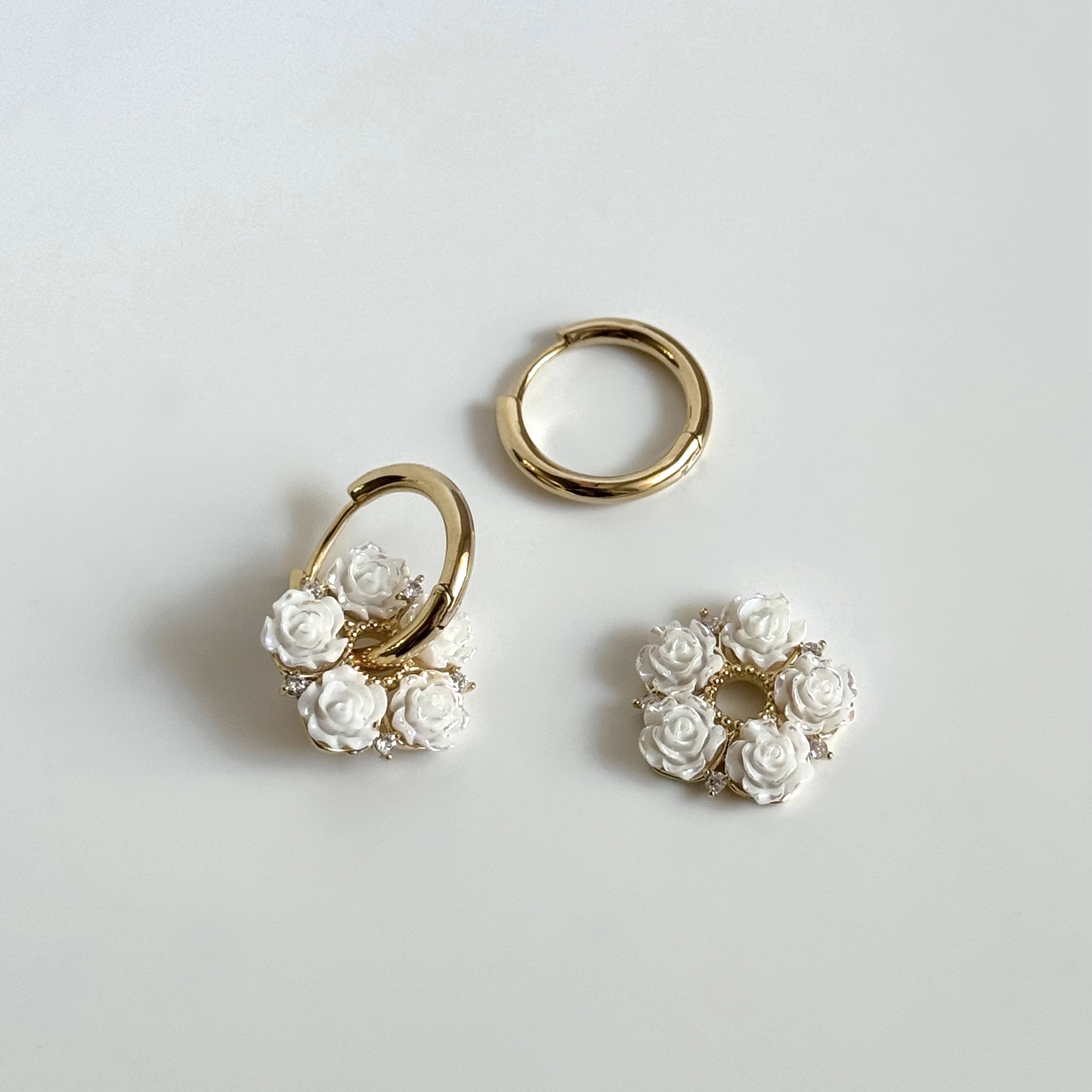 a pair of earrings with flowers