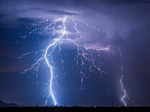 lightning bolts of lightning in the sky