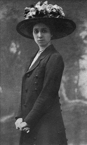 a woman in a hat