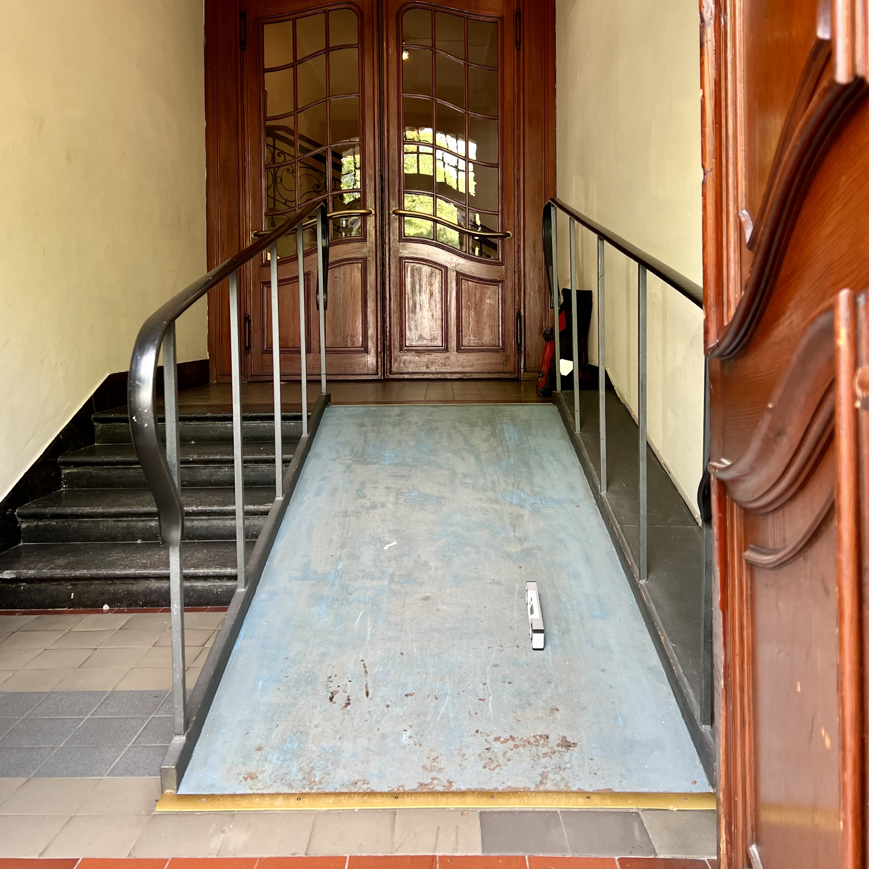 a ramp in a hallway