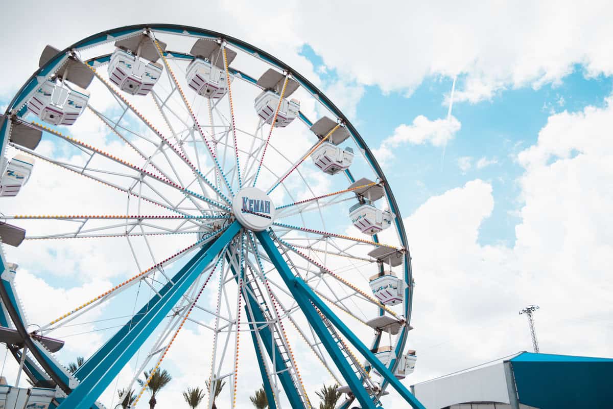 a ferris wheel with blue and white stripes