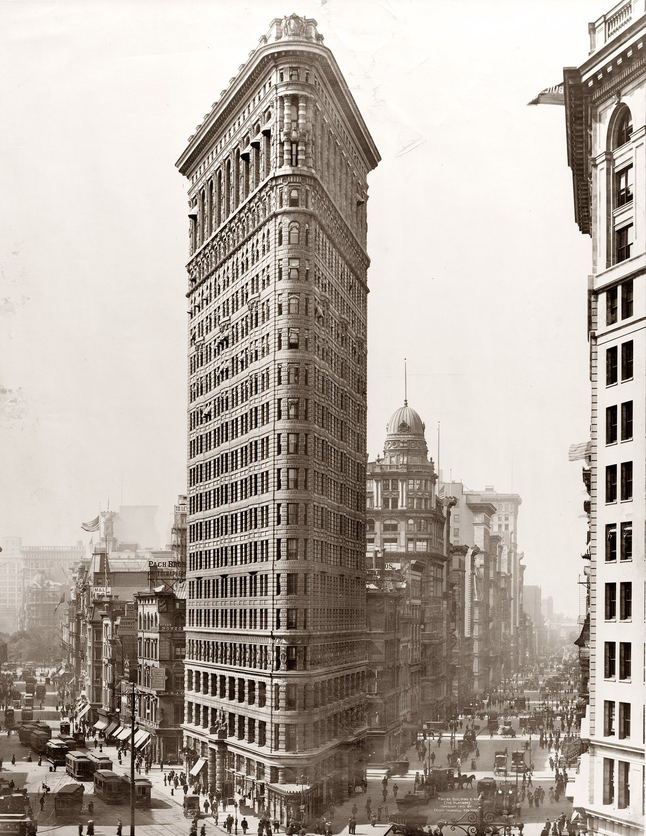 a tall building in Flatiron Building
