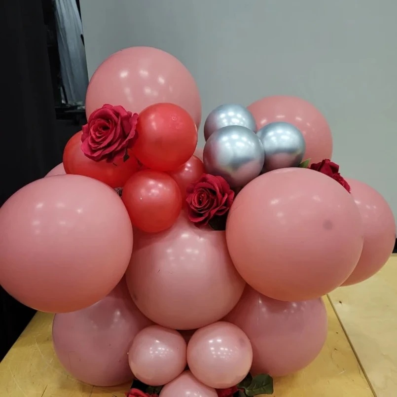 a bunch of balloons with roses