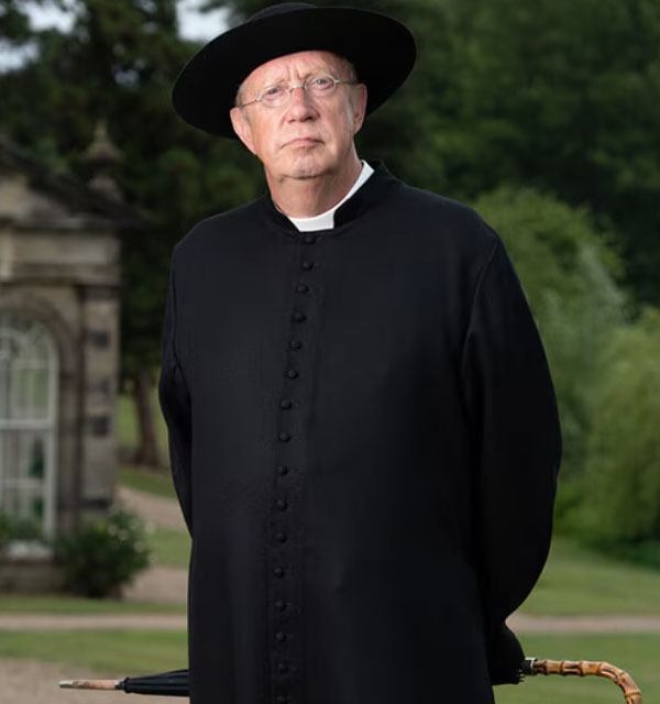 a man in a black robe and hat