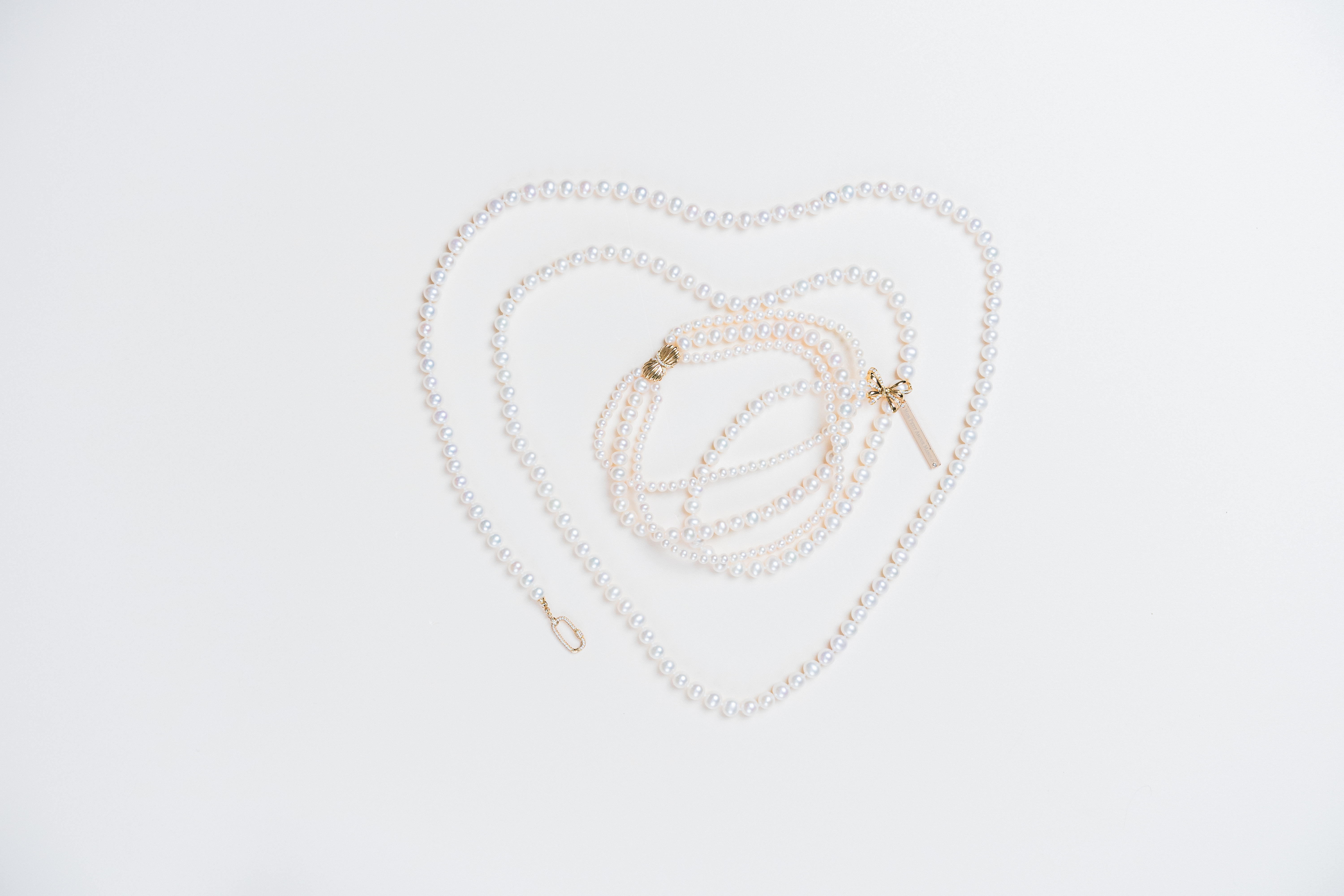 a heart shaped necklace made of pearls