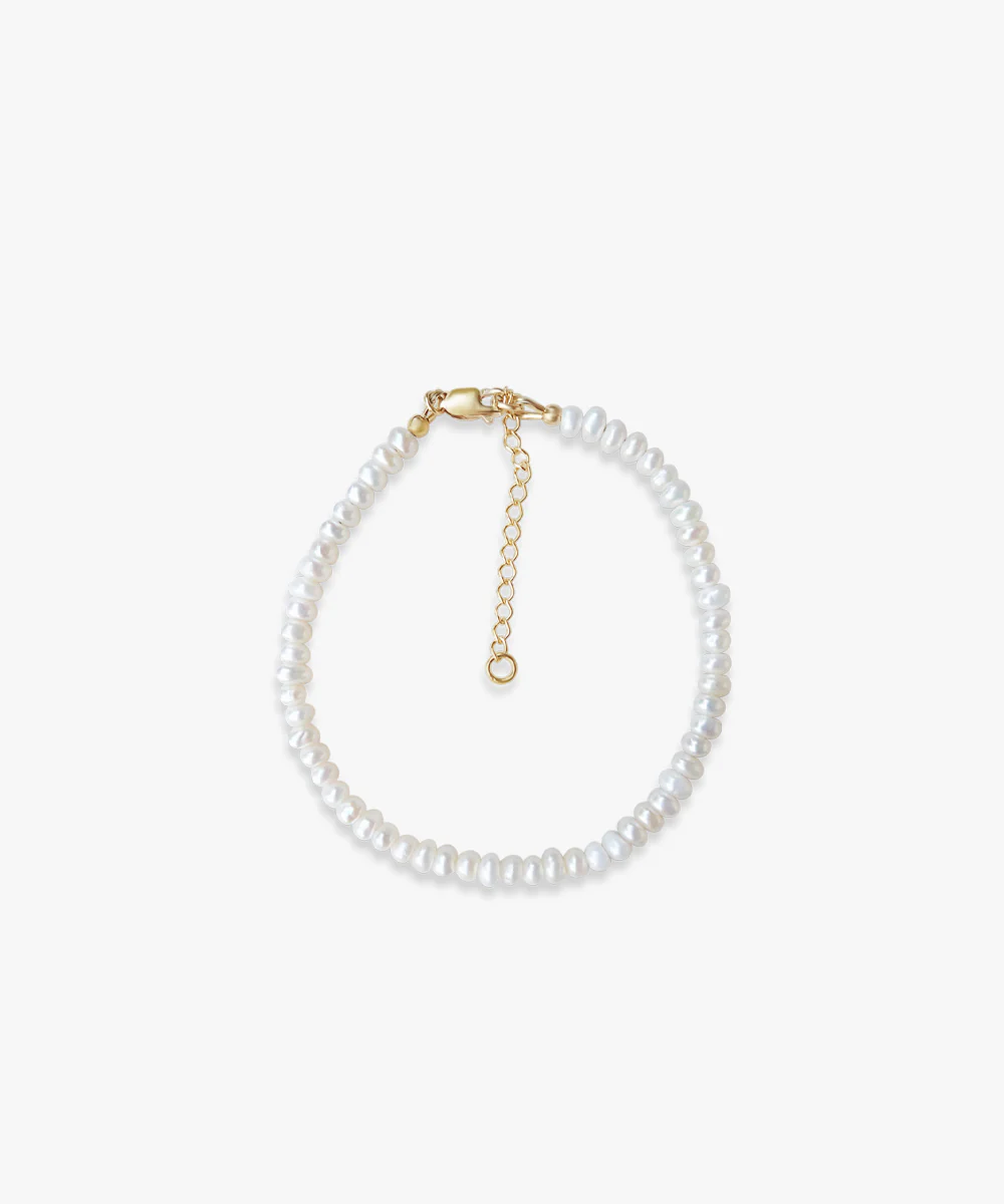 a pearl bracelet with a gold chain