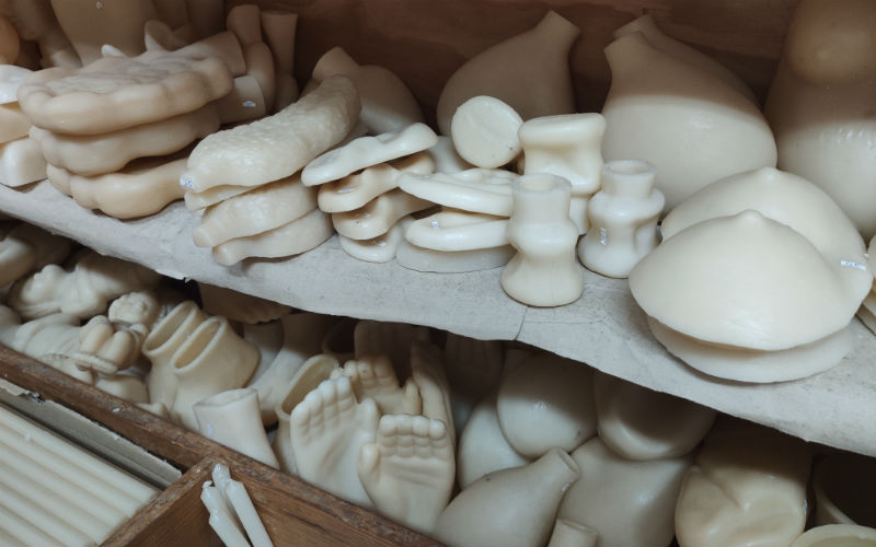 a shelf full of white molds